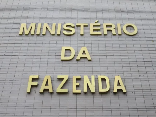 Fazenda reduz previsão oficial de crescimento do PIB para 3%
