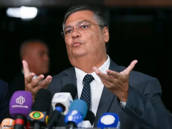 Barroso avalia que posse de Dino no STF deve ocorrer em fevereiro