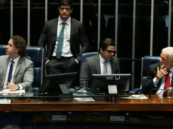 Senado aprova PL da taxação dos fundos exclusivos e offshores
