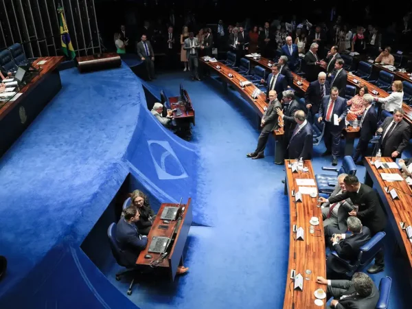 Senado aprova calendário para acelerar PEC que limita decisões do STF
