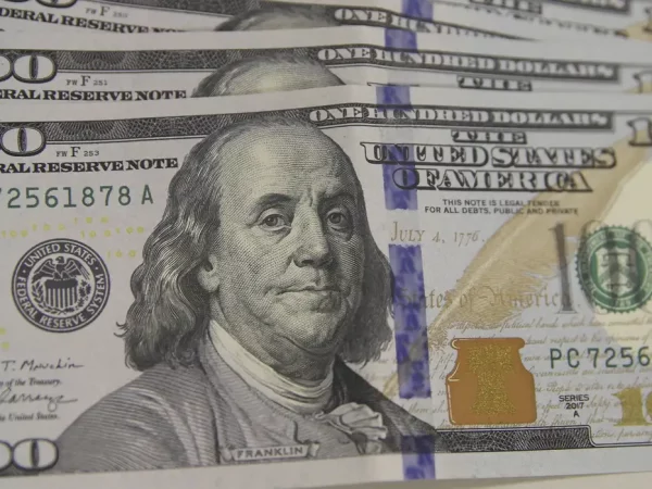 Bolsa bate recorde e dólar cai após aprovação da reforma tributária