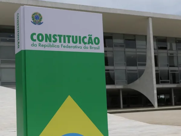 Sedes dos três poderes exibem representação da Constituição Federal