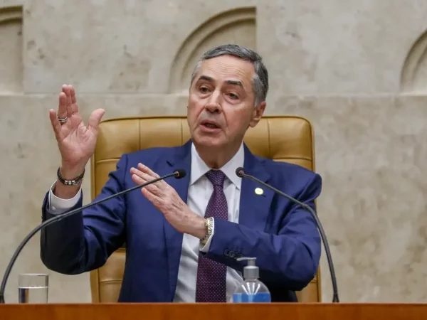 “Jamais esqueceremos”, diz Barroso em sessão solene por 8 de janeiro
