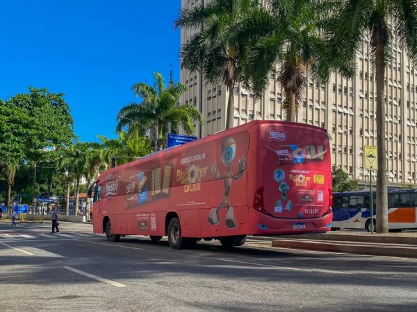 Campanha de busdoor divulga ação inédita do Choco Trio da Nestlé para o BBB 2024 nas ruas cariocas