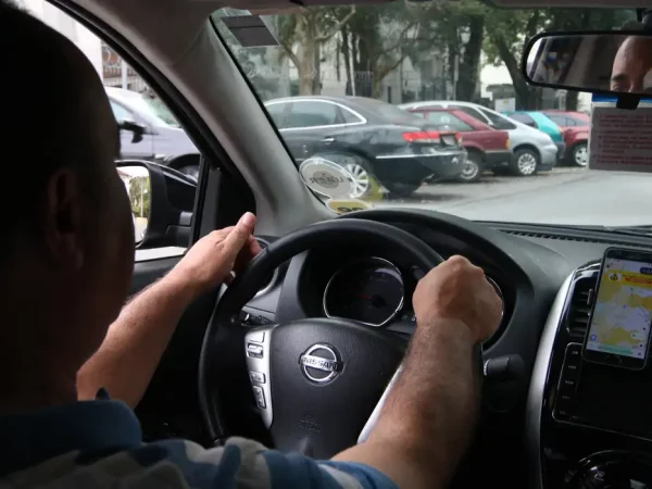 RJ: cobrança por ar-condicionado em carros de aplicativo é abusiva