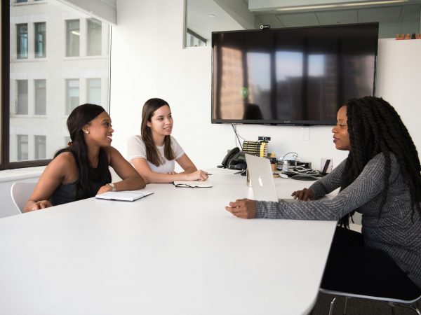 Prazo para empresas enviarem relatórios salariais começa nesta segunda