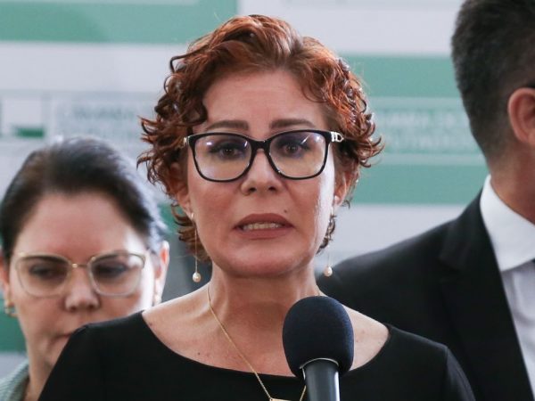 TSE multa deputada Zambelli em R$ 30 mil por fake news sobre e-Título