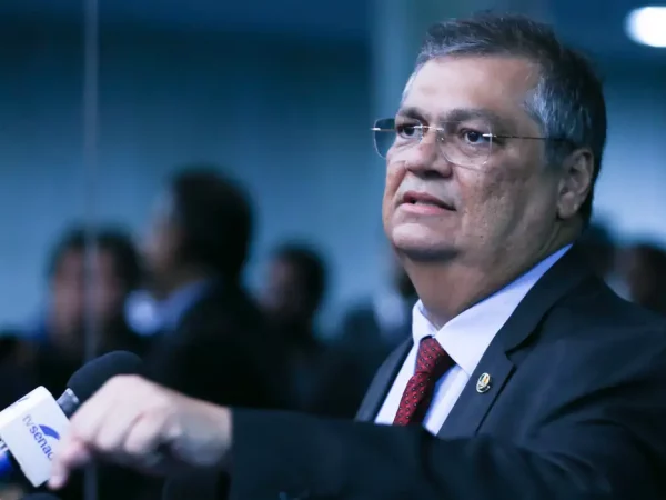 Dino propõe fim da aposentadoria compulsória para juízes e militares