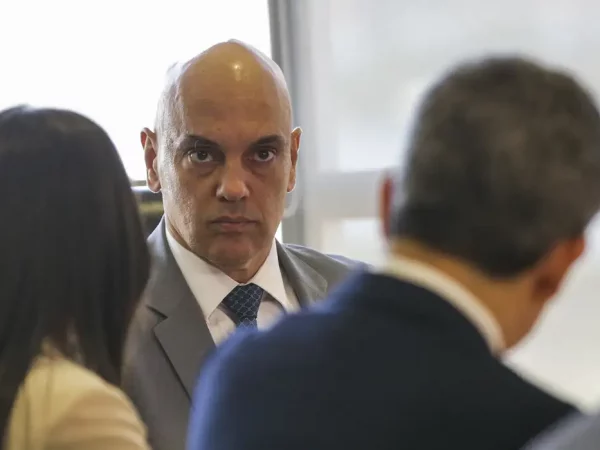 Bolsonaro pede afastamento de Moraes de inquérito sobre golpe