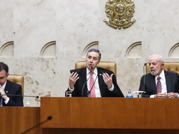 “Poderes funcionam na mais plena normalidade”, diz Barroso