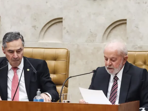 No STF, Lula defende regulação das redes sociais no país
