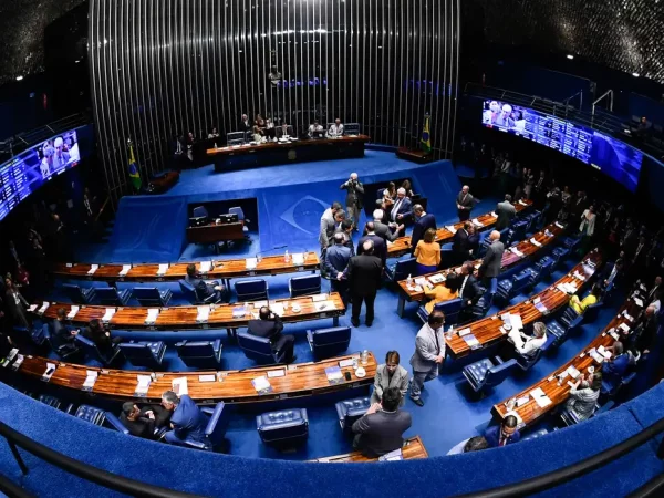 De pai para filho: homens e herdeiros políticos são maioria no Senado