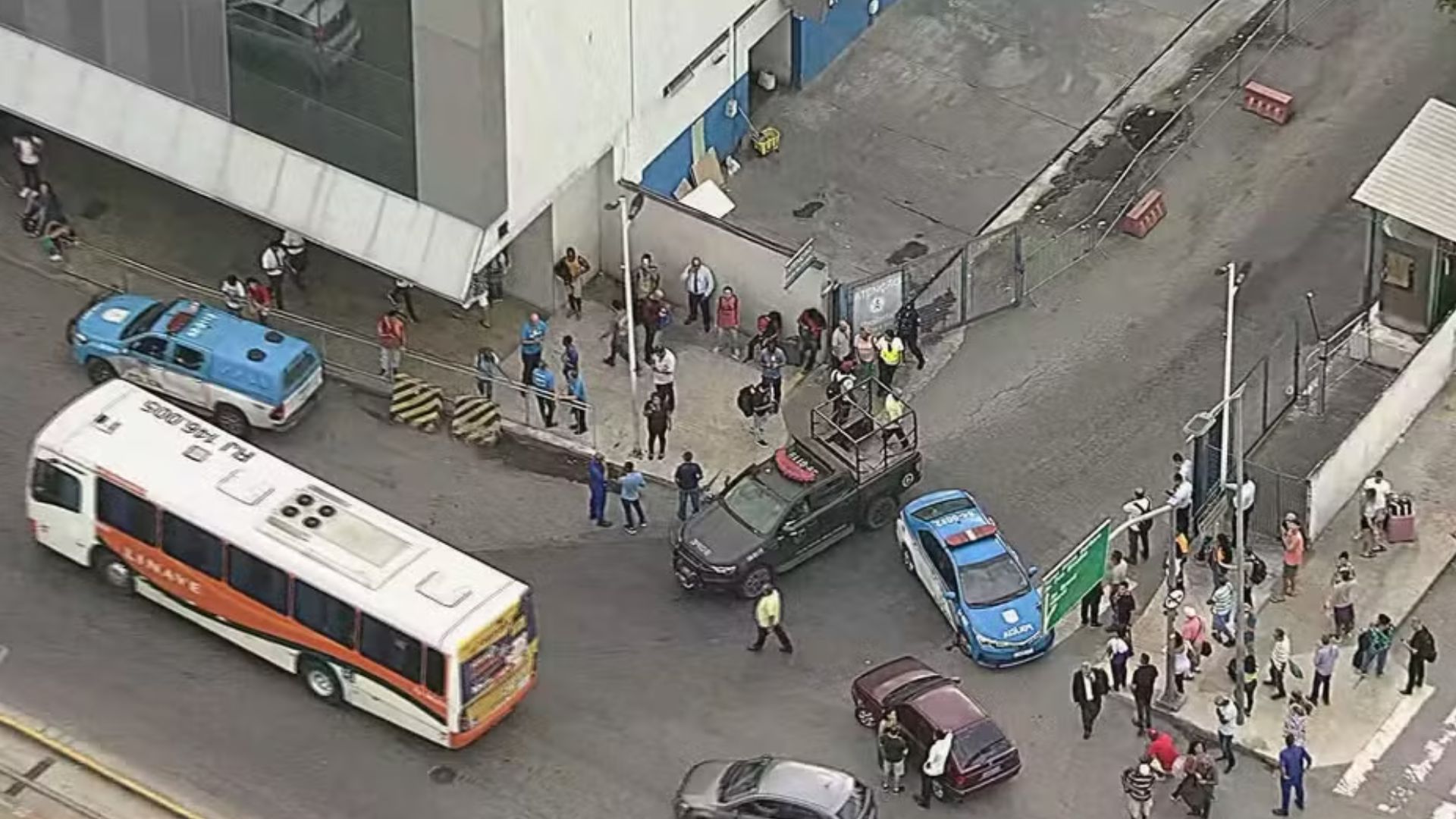 Sequestrador de ônibus no Rio se entrega à polícia