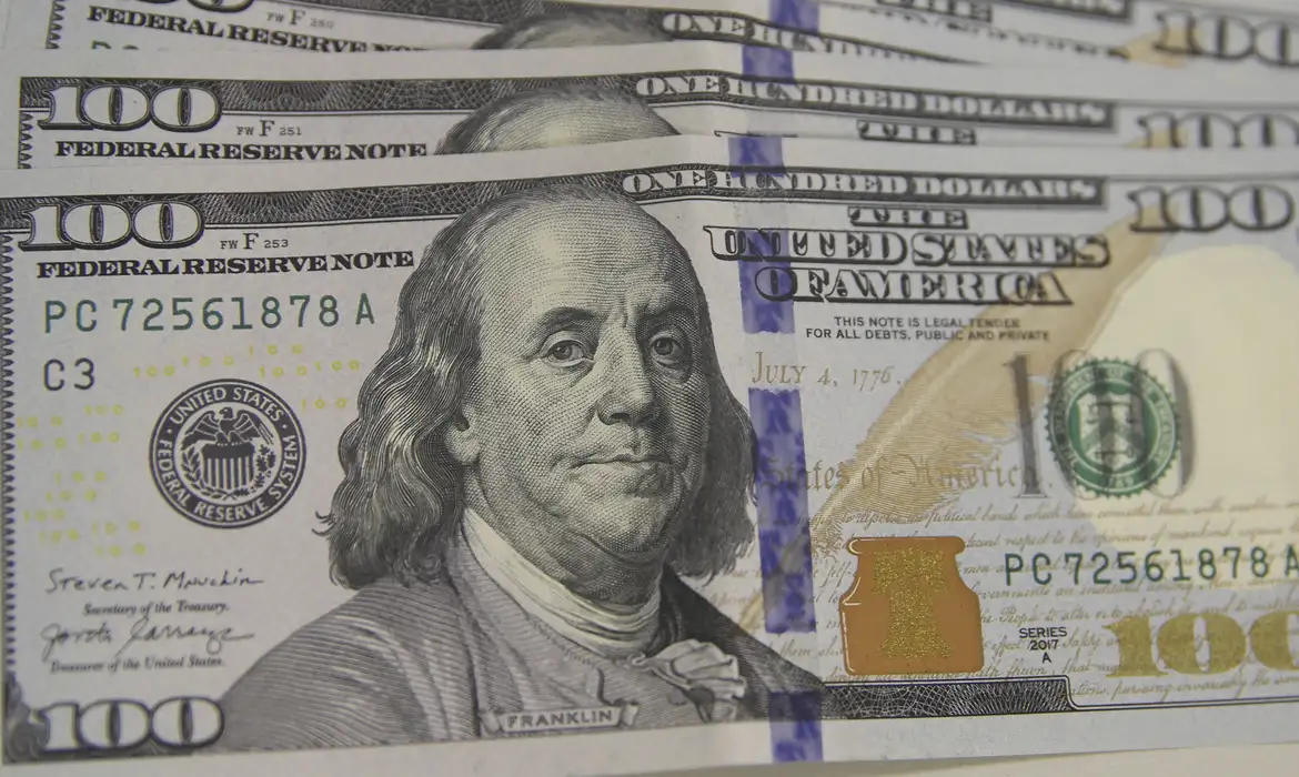 Dólar fecha acima de R$ 5 por primeira vez desde outubro