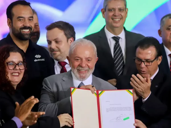 Lula assina projeto que regula atividade de motoristas de aplicativo