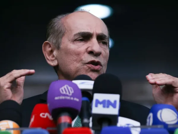 Relatório do Código Eleitoral no Senado exige quarentena para militar