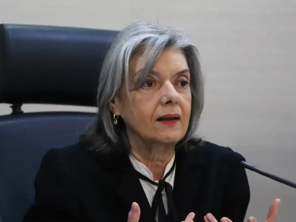 Ministra diz que mulheres continuam em desvalor profissional e social
