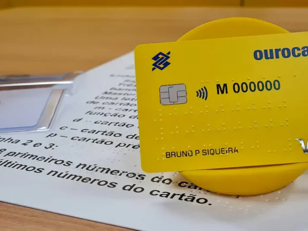 Pessoas com deficiência visual poderão ter cartão bancário em braile