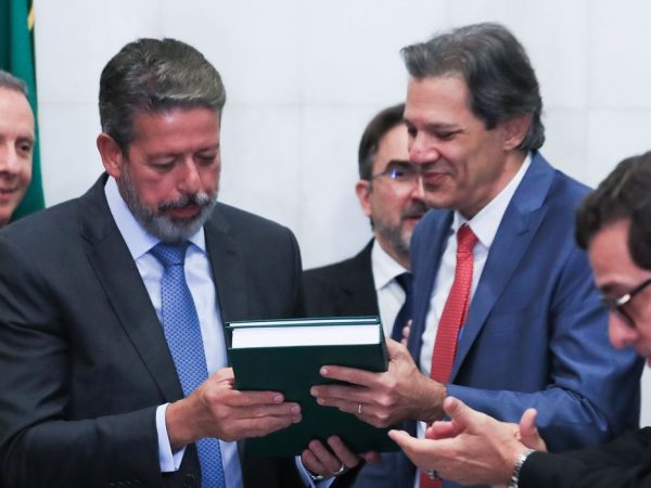 Regulamentação da reforma tributária prevê alíquota média de 26,5%