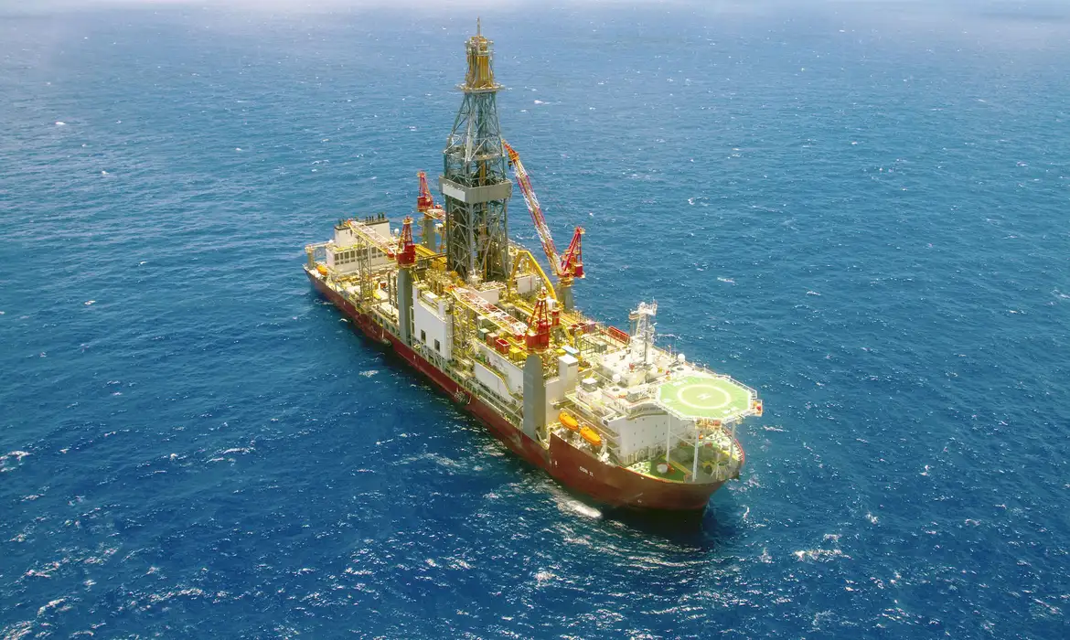 Petróleo recua mais de 3%, com ausência de novas escaladas no Oriente Médio e olho no Fed
