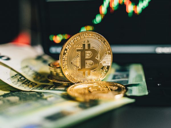 Criptomoedas voltam a cair e bitcoin perde marca de US$ 70 mil, com cautela geral pré-CPI