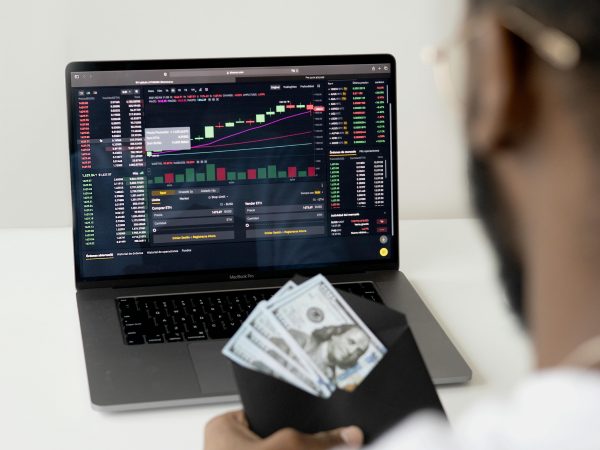 Juros: Taxas voltam a subir com pressão dos Treasuries e dúvidas sobre juro nos EUA