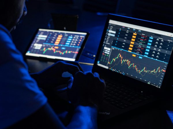 Com Petrobras, Ibovespa inicia semana em alta de 0,36%, aos 125,5 mil pontos