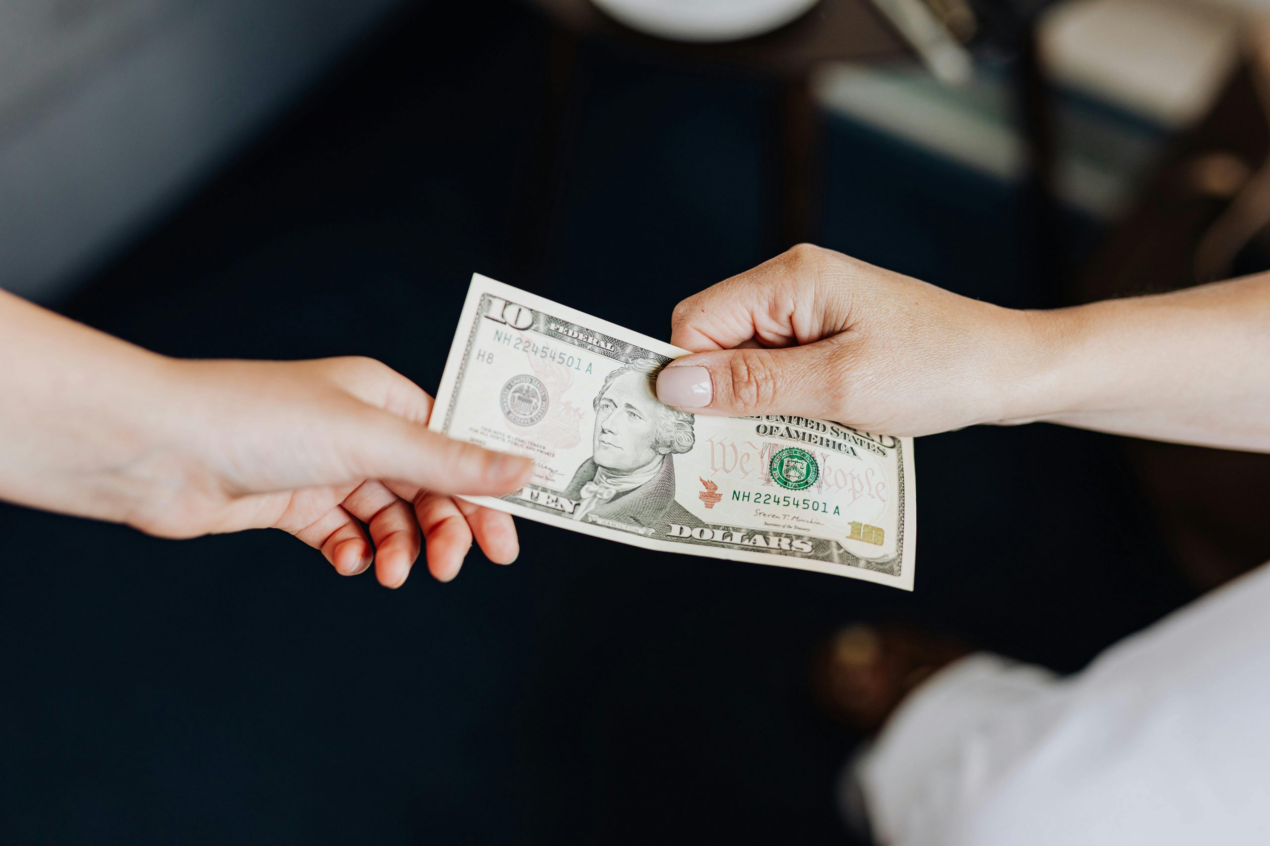 Dólar fecha estável mesmo com intervenção do Banco Central