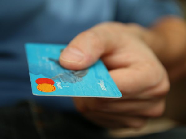 Juros do cartão de crédito caem em fevereiro