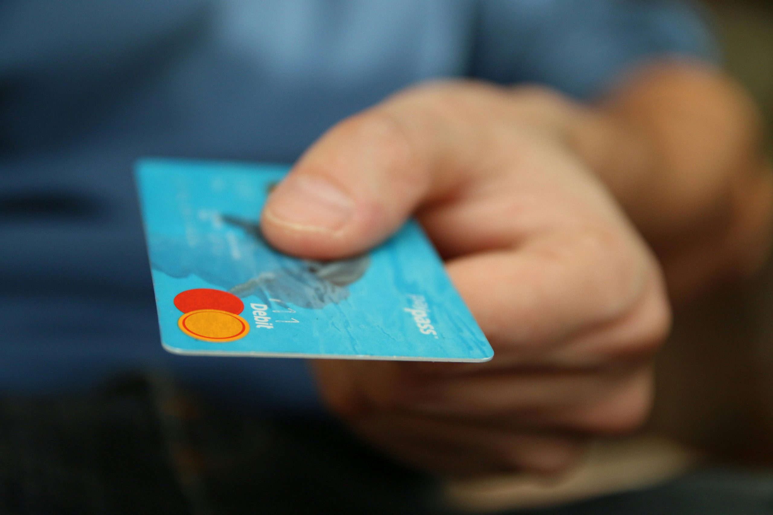 Juros do cartão de crédito caem em fevereiro