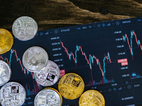 Criptomoedas: bitcoin volta a superar US$ 70 mil, com risco macro em 2º plano antes de halving