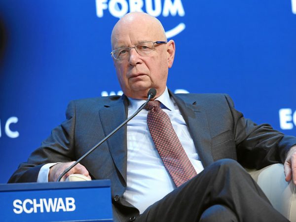 Klaus Schwab deixará presidência executiva do Fórum Econômico Mundial até janeiro de 2025