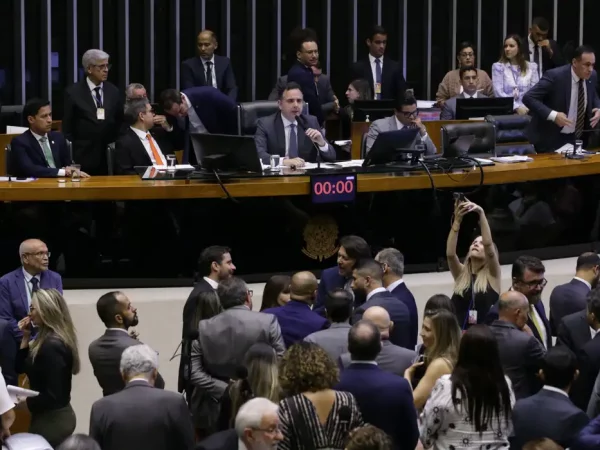 Congresso mantém veto de Bolsonaro à Lei em Defesa da Democracia