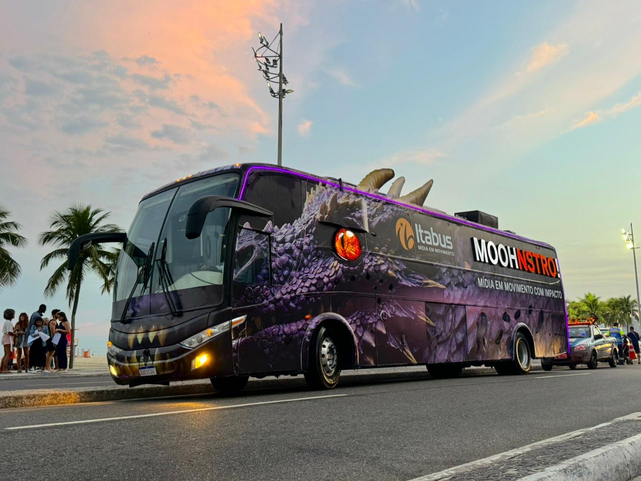 Itabus explora a mídia em movimento com a ação ‘MOOHNSTRO’ nas ruas de Copacabana