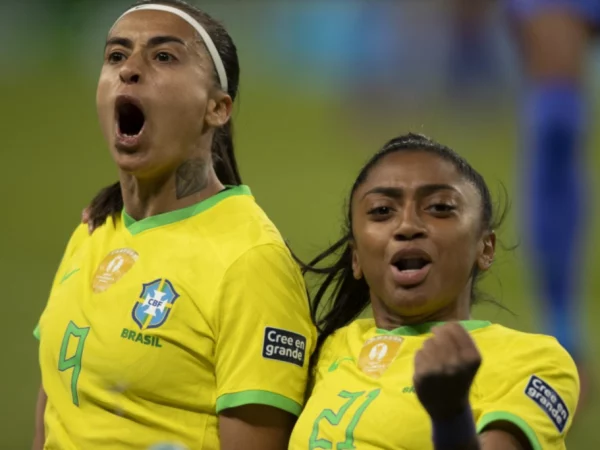 Arthur Elias e jogadoras da seleção celebram o Brasil como sede da Copa do Mundo feminina