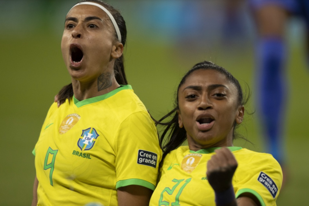 Arthur Elias e jogadoras da seleção celebram o Brasil como sede da Copa do Mundo feminina