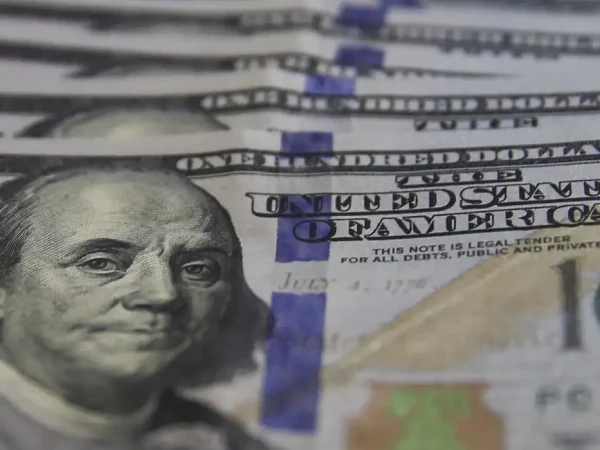 Dólar cai para R$ 5,11 com alívio externo e decisão da agência Moody’s