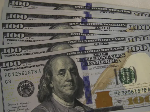 Dólar encosta em R$ 5,21 pressionado por Brasil e exterior