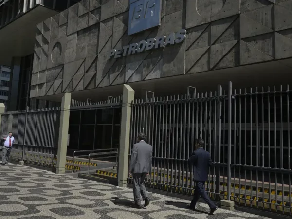 Petrobras leva ao Cade proposta para abandonar venda de refinarias