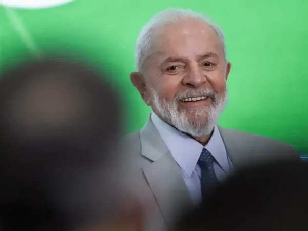 Lula avalia vetar taxação federal de compras internacionais até US$ 50