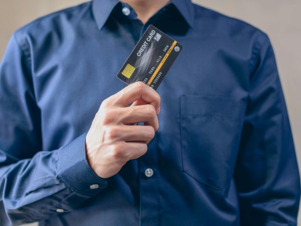 Juros recuam, mas rotativo do cartão sobe, atingindo 423,5% ao ano