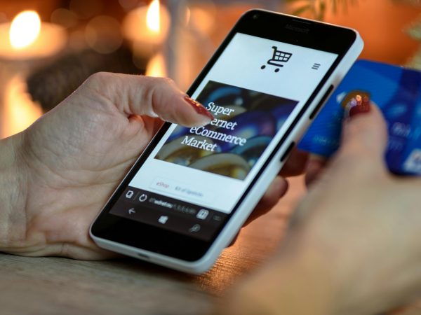 Influenciadores impactam 49% das compras online, diz estudo