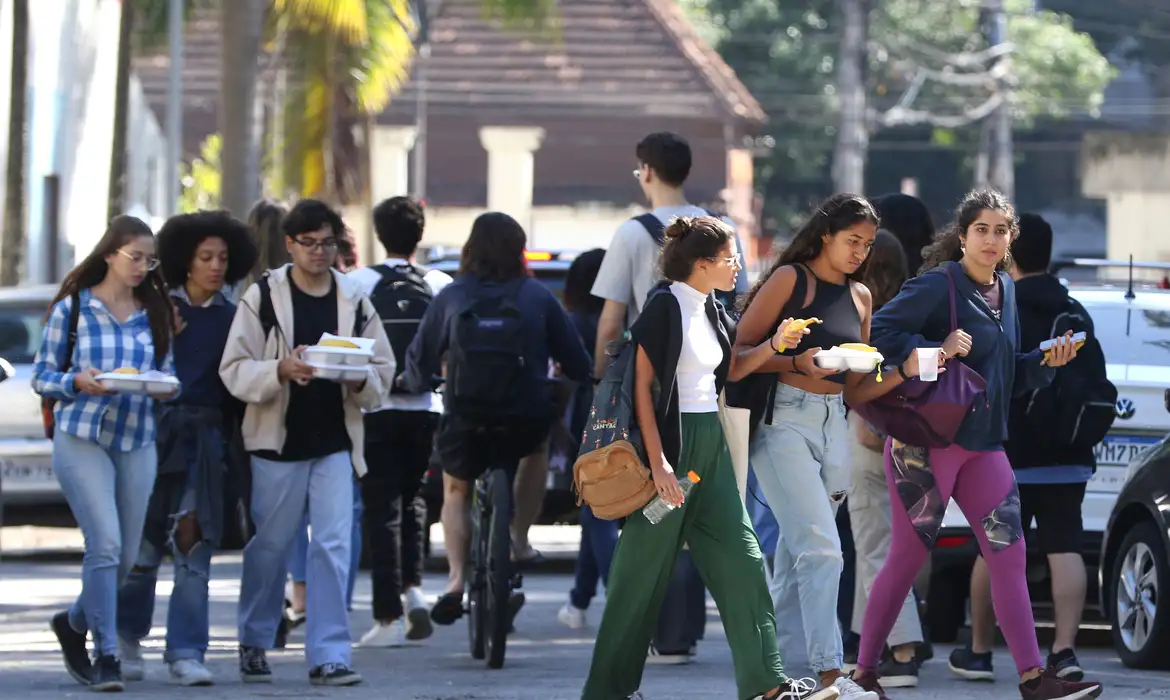 Número de jovens que não estudam nem trabalham cresce para 5,4 milhões