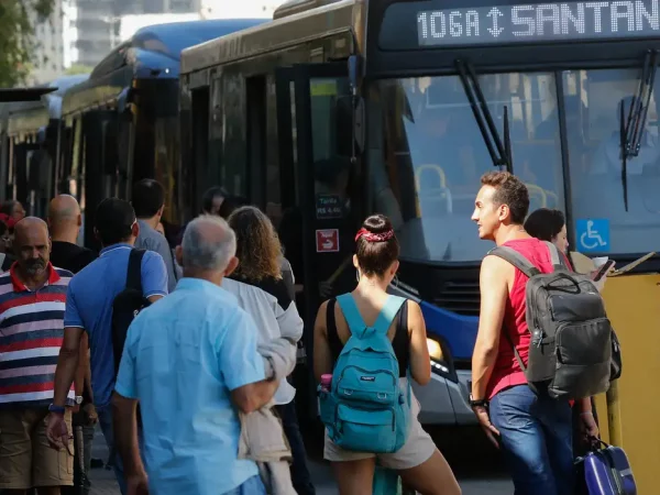 Setor de serviços cresce 0,5% de março para abril no país, revela IBGE