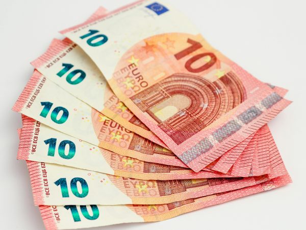 S&P prevê que taxa de depósito do BCE atingirá piso de 2,5% no 3º trimestre de 2025