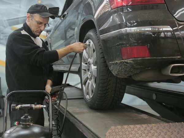 Indústria recua 0,5% em abril, mas acumula alta em 2024