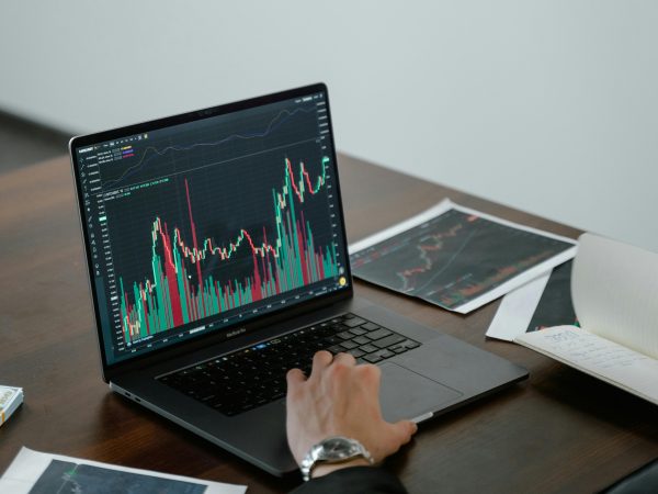 Ibovespa volta a renovar recorde, em alta de 0,94%, perto dos 137 mil pontos