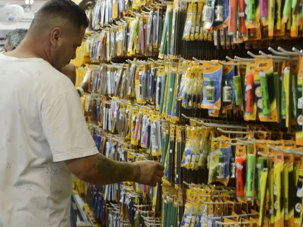 Confiança do consumidor brasileiro mantém tendência negativa pelo 4º mês seguido, diz ACSP