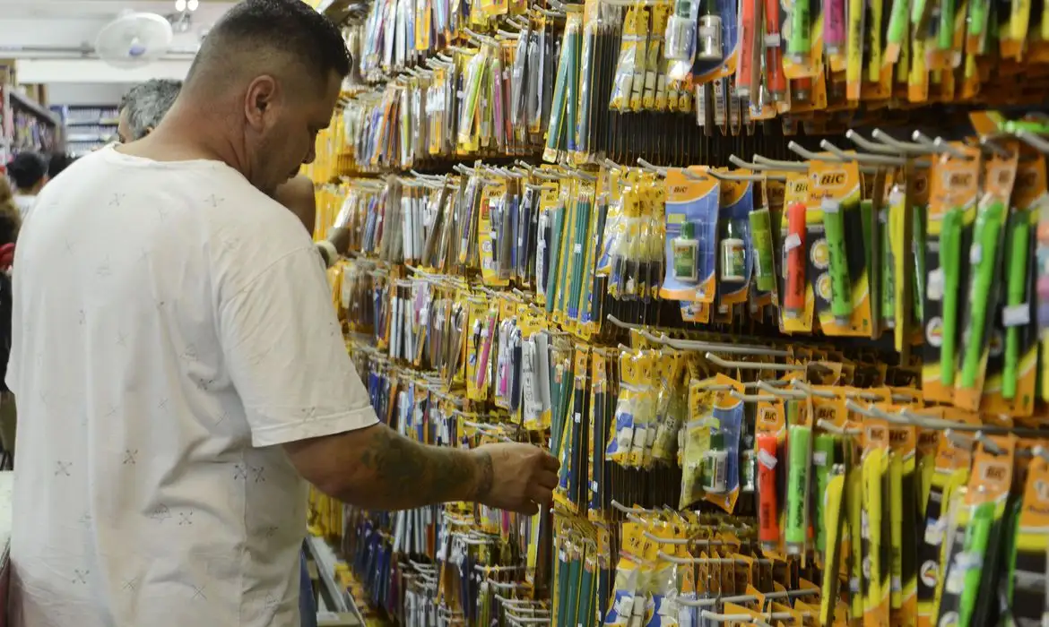 Confiança do consumidor brasileiro mantém tendência negativa pelo 4º mês seguido, diz ACSP