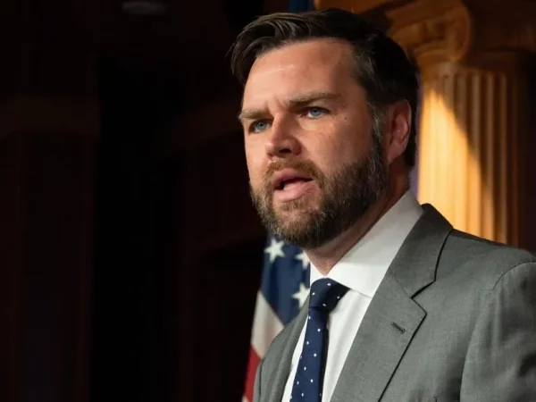 Quem é J.D. Vance, republicano candidato à vice na chapa de Donald Trump